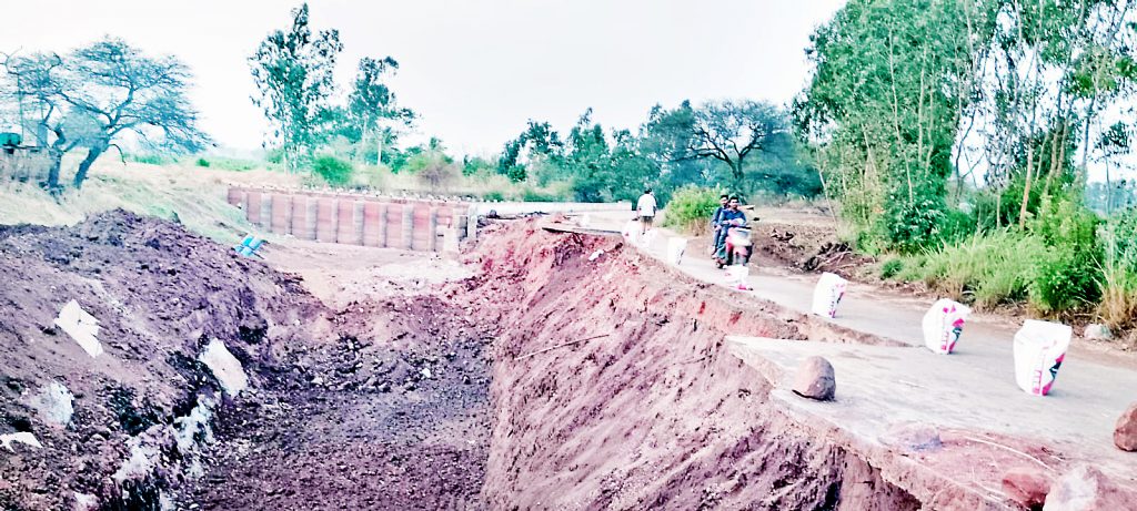कडोली-काकती मार्कंडेय बंधाऱ्यालगतच्या खचलेल्या रस्त्याचे पुनर्बांधकाम सुरू Reconstruction of the dilapidated road near the Kadoli-Kakti Markandeya Dam is in progress