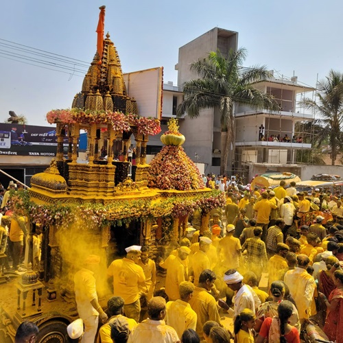 बाळूमामाचा रथ व दुधाच्या घागरीचे निढोरीत जल्लोषी स्वागत! द्वादशीला बाळूमामांना दूधाने अभिषेक