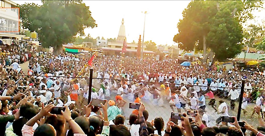 A lot of people gather for the darshan of Sri Siddheshwar at Kakat