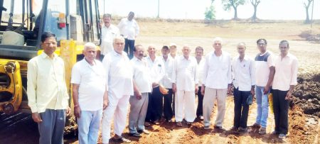 Cleaning of Majgaon lake by villagers at their own expense