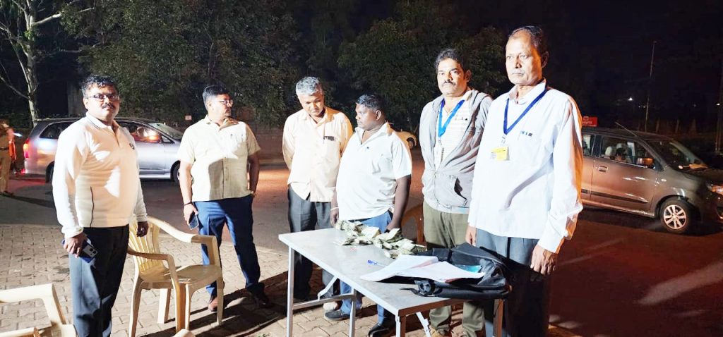 An amount of 5 lakh 57 thousand was seized near Hindalco Bridge