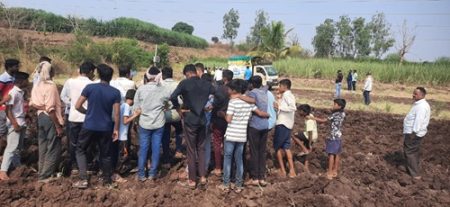 कार्वे येथे विहिरीत पडलेल्या बिबट्याला वनविभागने दिले जीवदान leopard