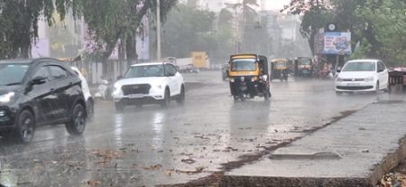 सांगलीसह जिल्ह्याला वळवाने झोडपले ! वादळी वाऱ्याने झाडे पडली : शहर परिसरात पाण्याची तळी Rain