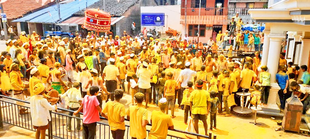 Halsiddheshwar Yatra at Dhamane, Kurbarhatti in excitement