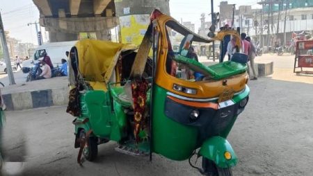 Rickshaw collides with metro crane in Patna, 7 killed