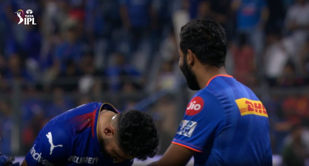 आधी नतमस्तक झाला, मग मिठी मारली First bowed, then embraced