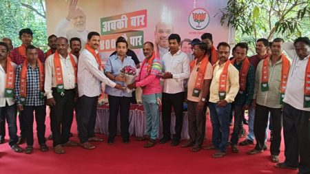 दाभोळे सरपंच श्रीकृष्ण अनभवणे यांचा कार्यकर्त्यांसमवेत भाजपमध्ये प्रवेश