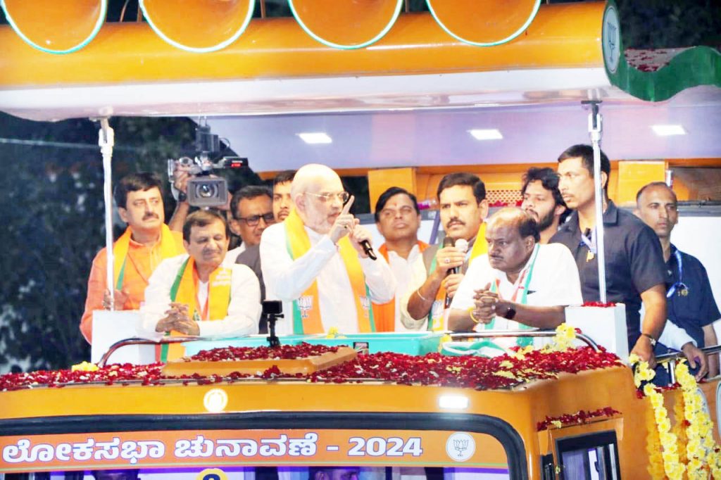 उष्म्यात तापला राजकारणाचा आखाडा The arena of politics heated up