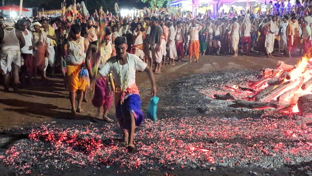 Agni Divya Par of Dhondganas witnessed by thousands