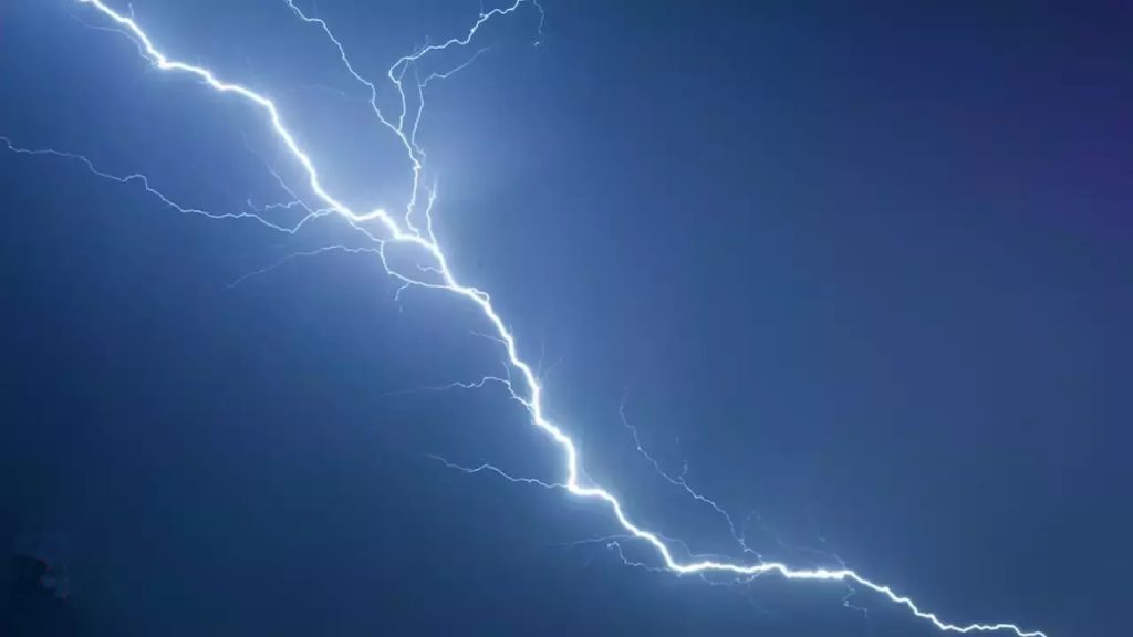 मोपा विमानतळ धावपट्टीवर वीज कोसळल्याने दोन तास सेवा खंडित Service disrupted for two hours due to lightning strike at Mopa airport runway