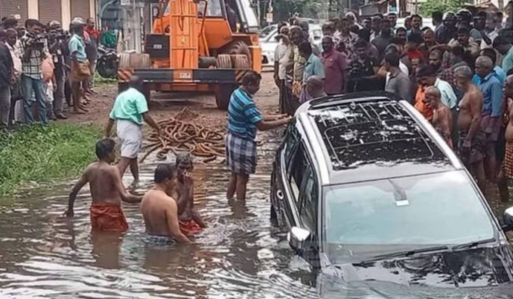 Hyderabad-based tourists drive into stream in Kerala while using Google maps