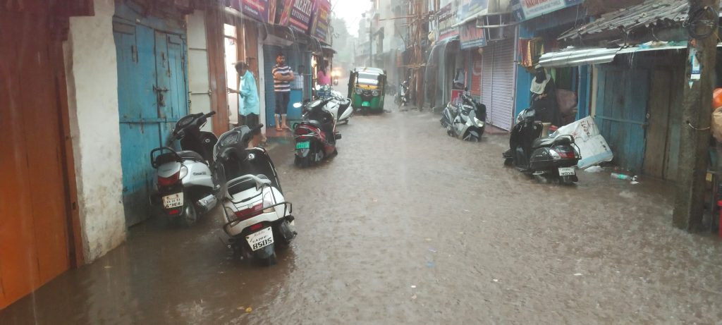 वळिवाने शहरासह परिसराला झोडपले Tornadoes ravaged the city and the surrounding area
