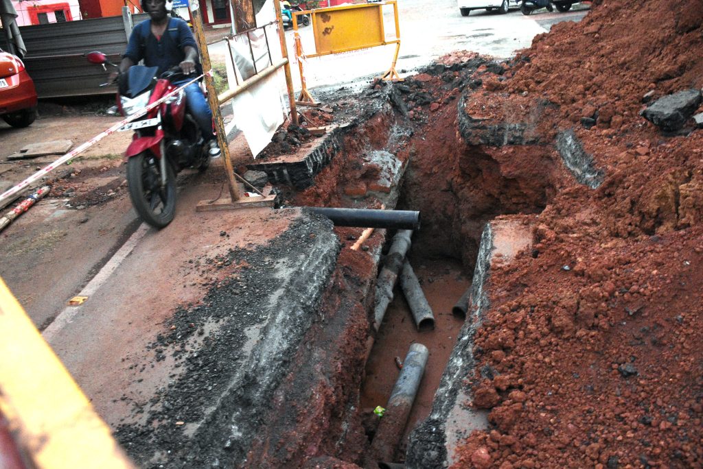 स्मार्ट सिटीची कामे अर्धवटच Smart city works only partially