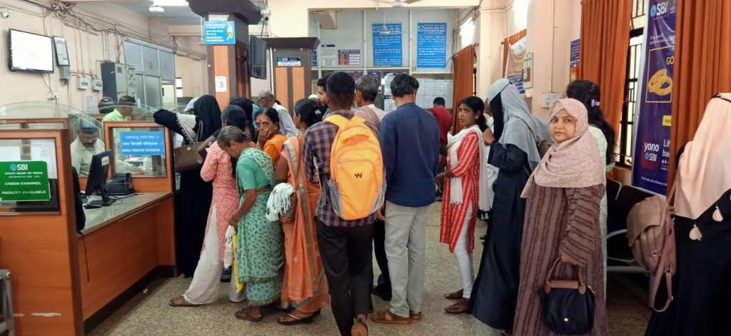 Crowd of citizens in government offices-banks due to consecutive holidays