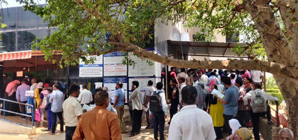 जन्म-मृत्यू दाखल्यांसाठी झुंबड Zumbad for birth and death certificates