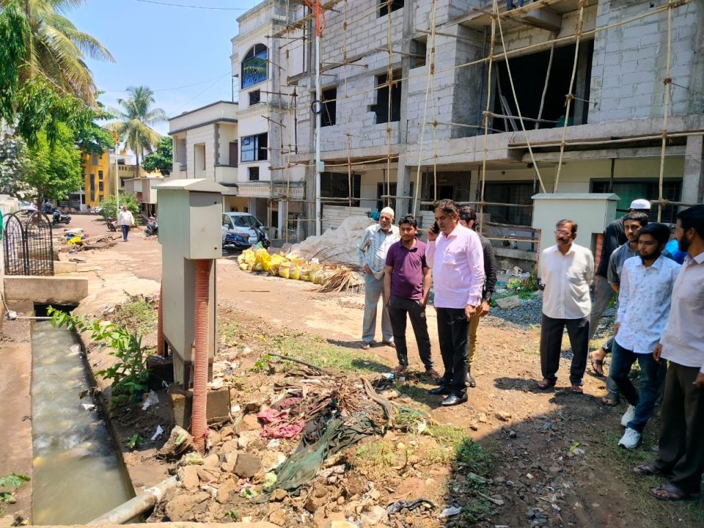 Inspection of Mahanteshnagar by MLA Raju Seth