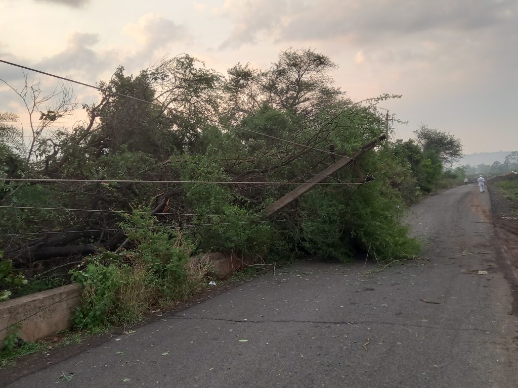 Stormy winds in Nipani, storm surge