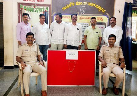 3.20 lakh gold seized with three thieves
