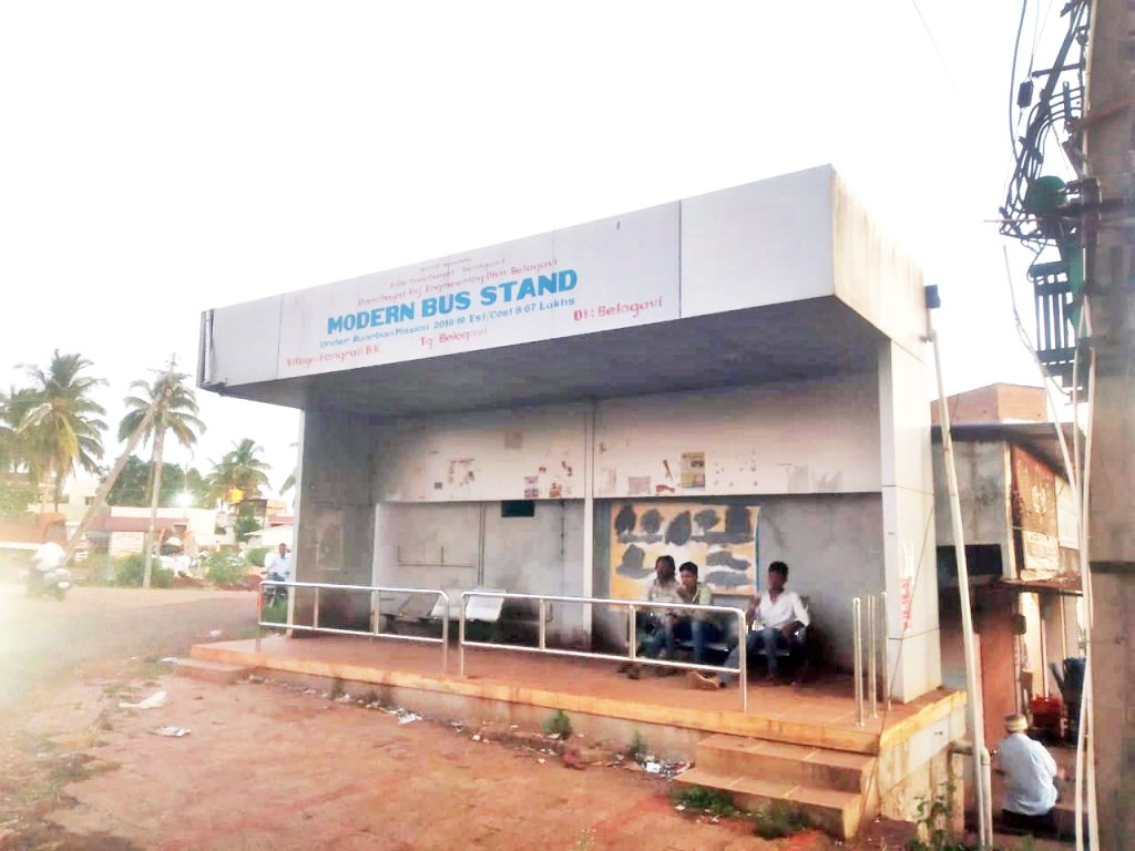 कंग्राळी बुद्रुक स्मार्ट बसथांबा कुचकामी Kangrali Budruk Smart Bus Stand ineffective