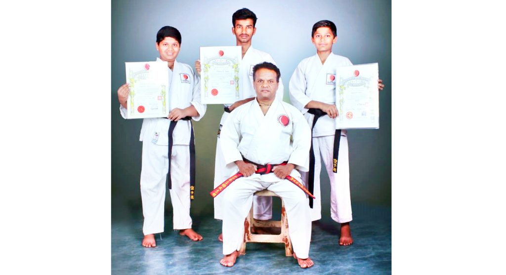 जीबीएस कराटे अकादमीच्या तीन खेळाडूंना ब्लॅक बेल्ट Black belts to three athletes of GBS Karate Academy