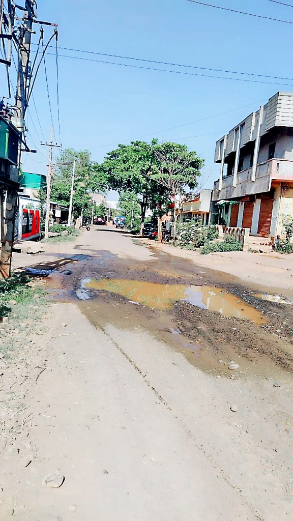पाईप फुटून हजारो लिटर पाणी वाया Thousands of liters of water was wasted due to burst pipe