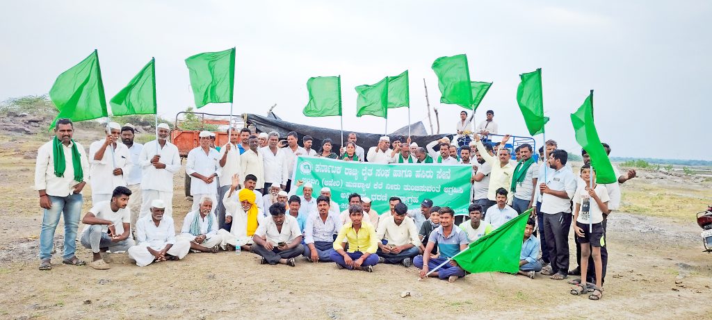 तलावात पाणी सोडण्यासाठी आंदोलन Agitation to release water in the lake