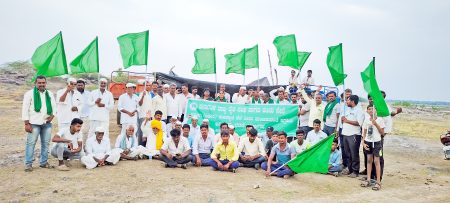 तलावात पाणी सोडण्यासाठी आंदोलन Agitation to release water in the lake