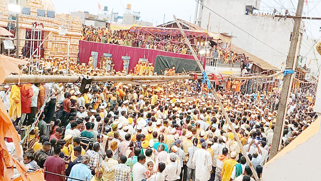 सांबरा येथे भंडाऱ्याच्या उधळणीत महालक्ष्मी देवी गदगेवर विराजमान Goddess Mahalakshmi seated on a scepter in the pouring of Bhandara at Sambara
