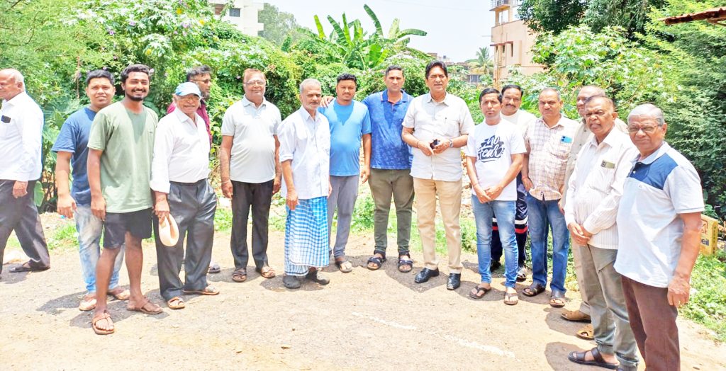 Inspection of the drain in Sadashivnagar by MLA Raju Seth