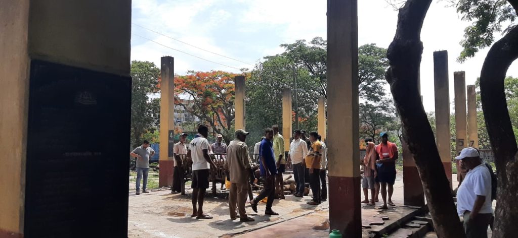 Inconvenience during cremation as there is no roof on the shed