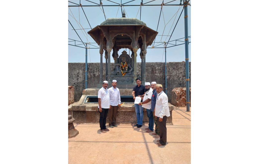 Facilitate holders for regular puja at Raigad