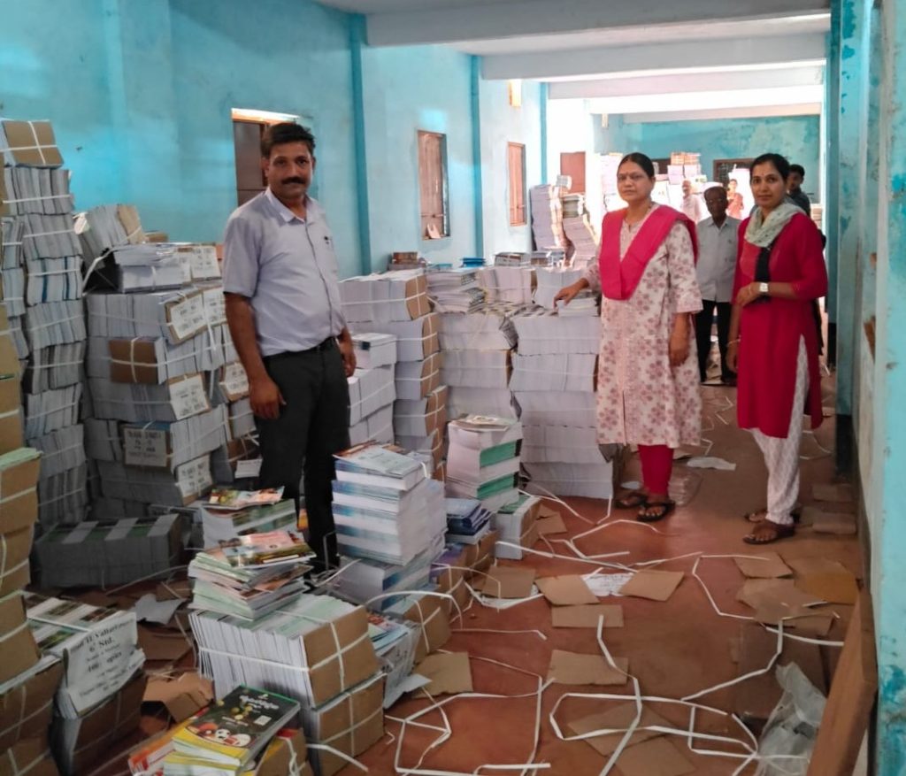 शहरात पाठ्यापुस्तकांच्या वितरणाला प्रारंभ Start distribution of textbooks in the city