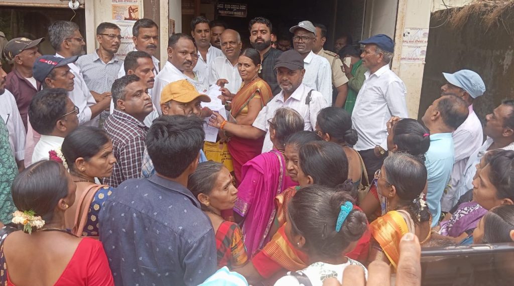 कणकुंबी-पारवाड नागरिकांचा खानापूर हेस्कॉमवर मोर्चा Kankumbi-Parwad citizens march on Khanapur HESCOM