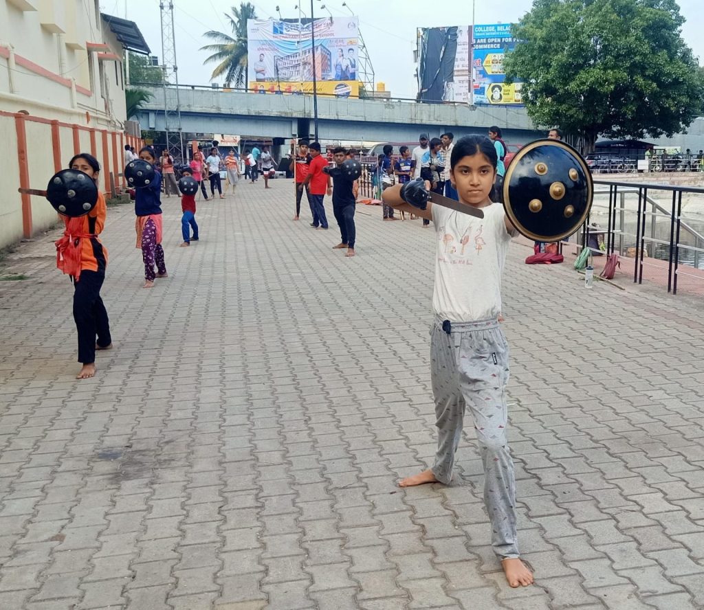 सव्यसाची गुरुकुलमतर्फे शिवकालीन युद्धकलांचे प्रशिक्षण Training in Shiva period martial arts by Savyasachi Gurukulam