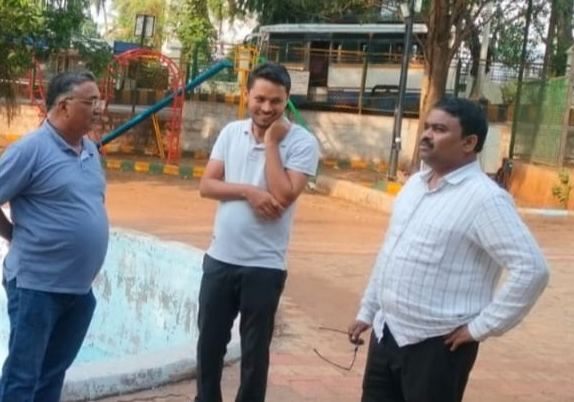 मनपा आयुक्तांनी मारला शहराचा फेरफटका Municipal commissioner toured Marla city