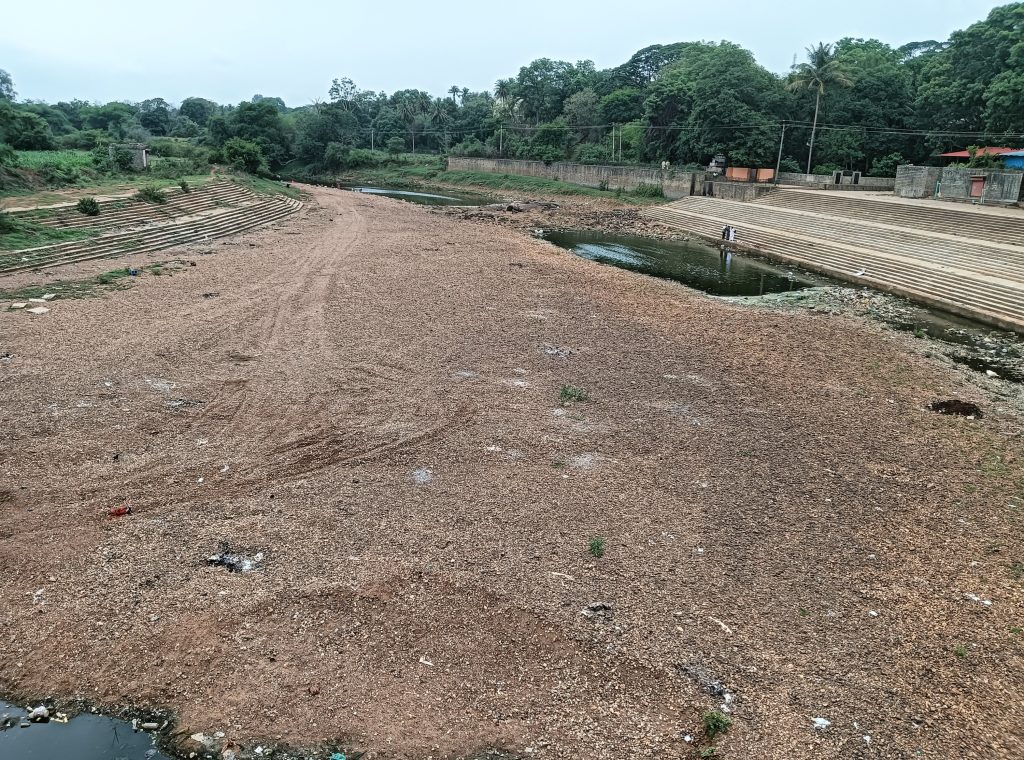 मलप्रभेतील कचरा-घाण काढून नदीपात्र स्वच्छ करा Clean the river bed by removing the garbage from the faeces