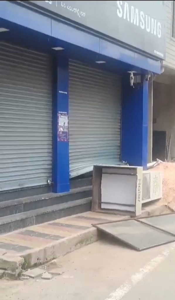 Mobile phones worth 10 lakhs looted breaking into a shop in Gokak