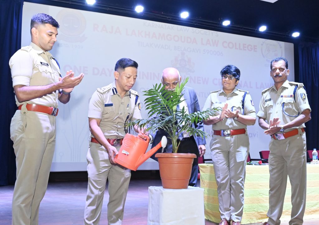 पोलीस अधिकारी-कर्मचाऱ्यांना नव्या कायद्यांचे प्रशिक्षण Training of police officers-employees on new laws