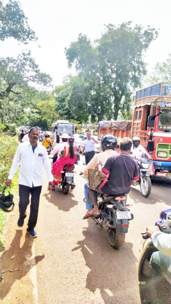 ट्रकच्या धडकेत दुचाकीस्वार गंभीर जखमी Bike rider seriously injured in collision with truck