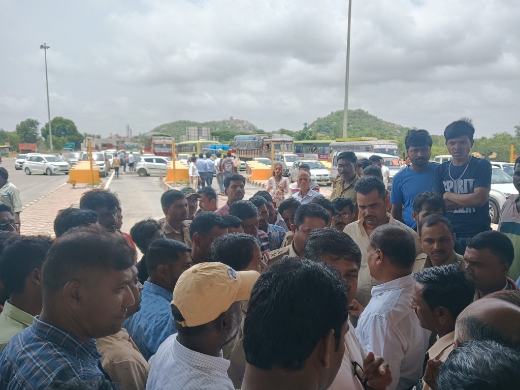 Block the path of Congress at Ganebail toll booth