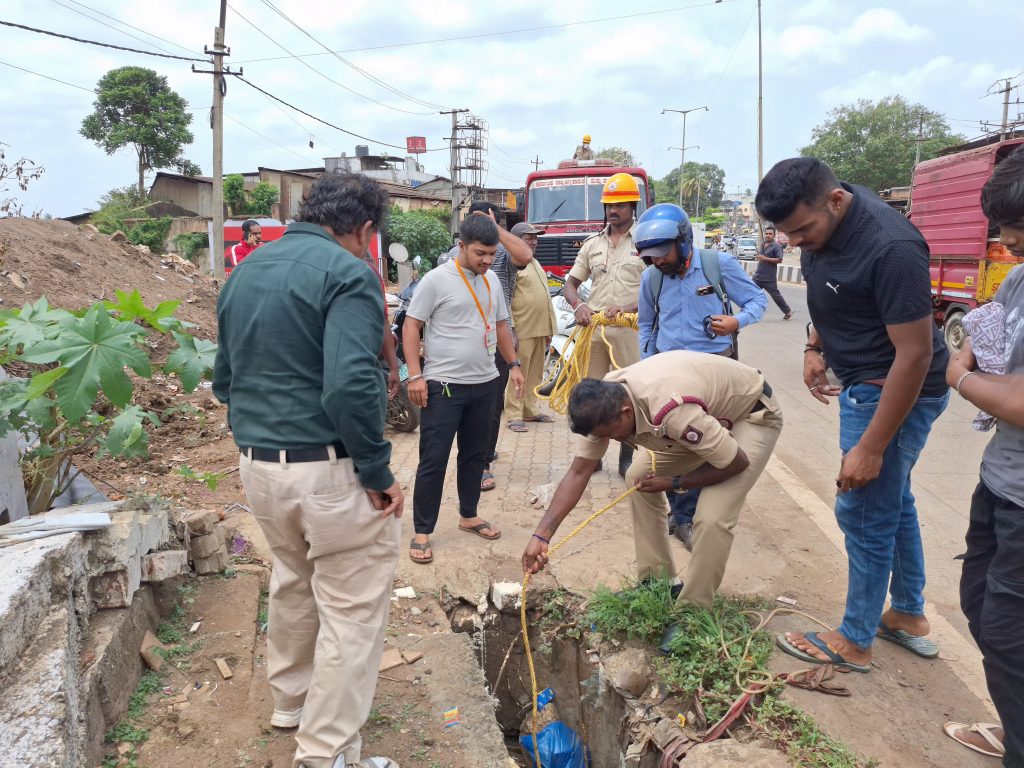 Rescue of a dog lying in a deep sewer