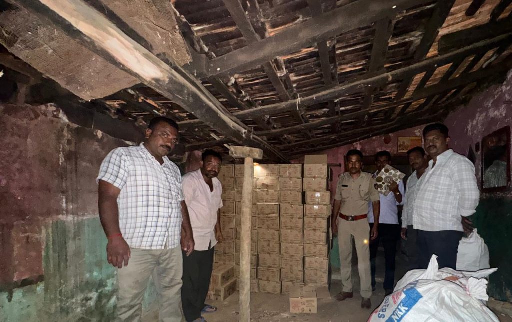 बैलहोंगल तालुक्यात चार लाखांचा बेकायदा दारूसाठा जप्त Illegal liquor stock worth four lakhs seized