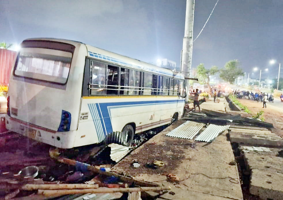 वेर्णात आठ मजुरांना चिरडले, चार ठार Eight laborers crushed, four killed in Vernat