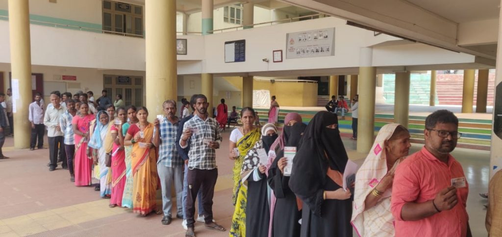 गोकाक, अरभावीत उत्स्फूर्तपणे मतदान Gokak, voting spontaneously in Arbhavi
