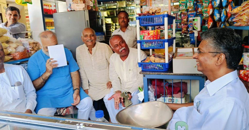 Escape from the election, ministers chat with friends in the shop