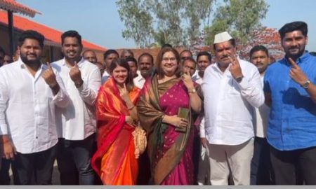 खासदार संजय मंडलिक यांनी बजावला कुटुंबीयांसमवेत चिमगावमध्ये मताचा अधिकार ! MP Sanjay Mandlik