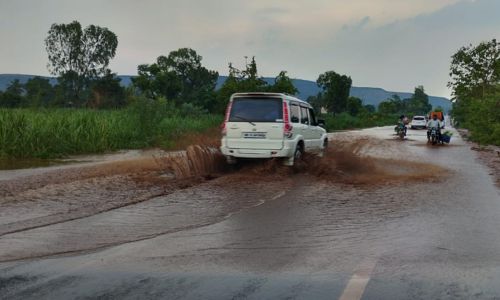 शिराळा पश्चिम भागाला सलग दुसऱ्या दिवशीही पावसाने झोडपले; बिळाशी ते कोकरूड रोडवर वाहतूक ठप्प Shirala West Traffic stopped