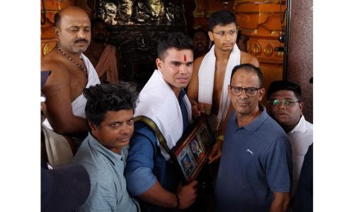 क्रिकेटपटू अर्जुन तेंडुलकर याने घेतले दत्त महाराजांचे दर्शन