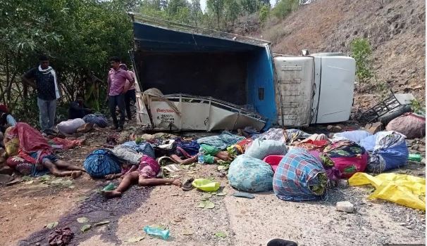 छत्तीसगडमध्ये पिकअप उलटून 18 ठार 18 killed as pickup overturns in Chhattisgarh