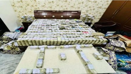 चप्पल व्यापाऱ्यांवरील छाप्यात 30 कोटी जप्त 30 crore seized in raids on chappal traders